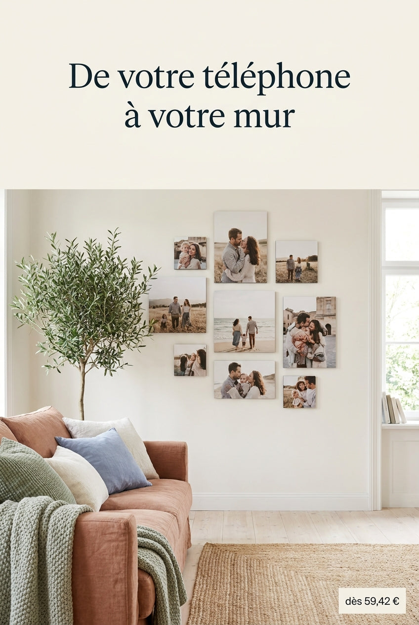 Mur galerie de photos imprimées sur carton mousse dans un salon